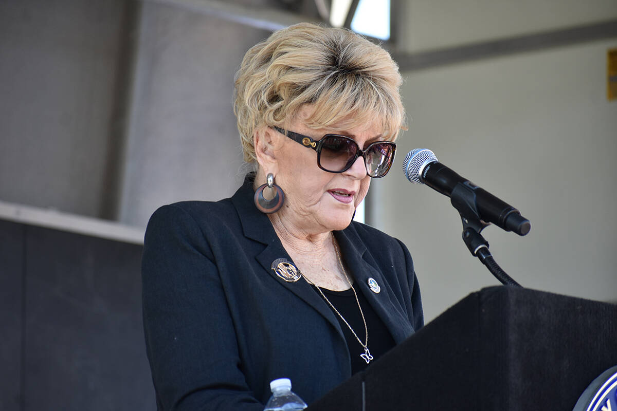 La alcaldesa de Las Vegas, Carolyn Goodman, habla durante una ceremonia de homenaje a las víct ...