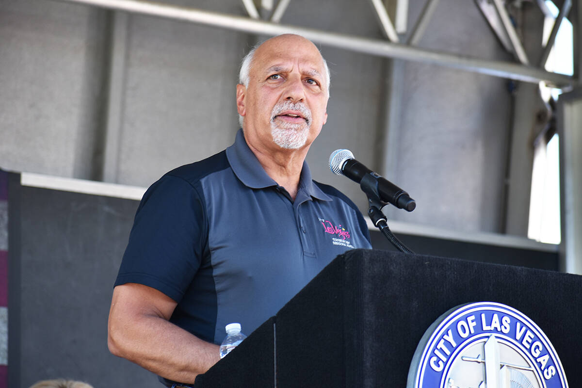 El concejal de Las Vegas, Stavros Anthony, habla durante una ceremonia de homenaje a las vícti ...
