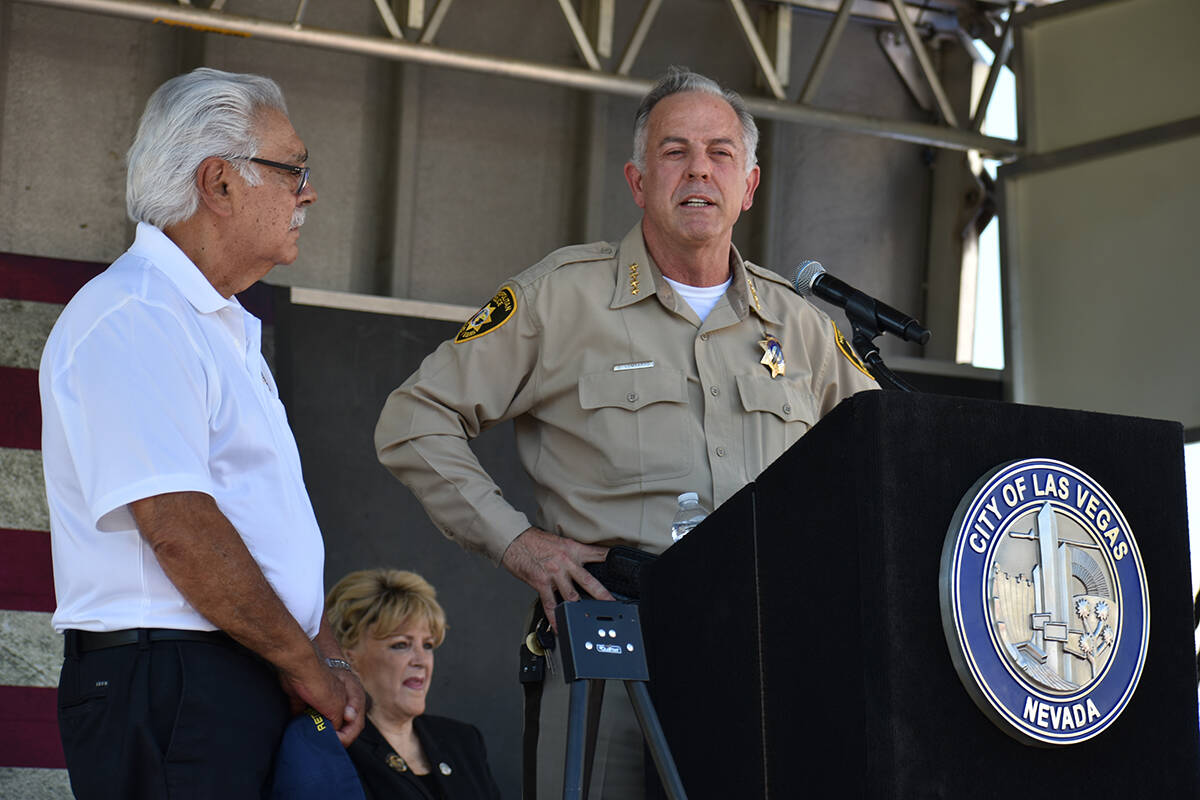 El alguacil Joe Lombardo participó en una ceremonia de homenaje a las víctimas del ataque ter ...