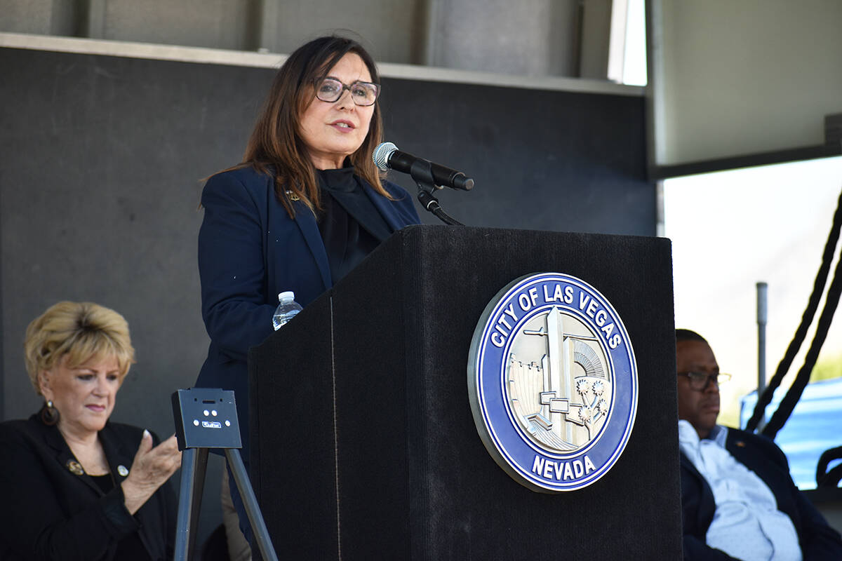 La concejal de Las Vegas, Victoria Seaman, habla durante una ceremonia de homenaje a las vícti ...