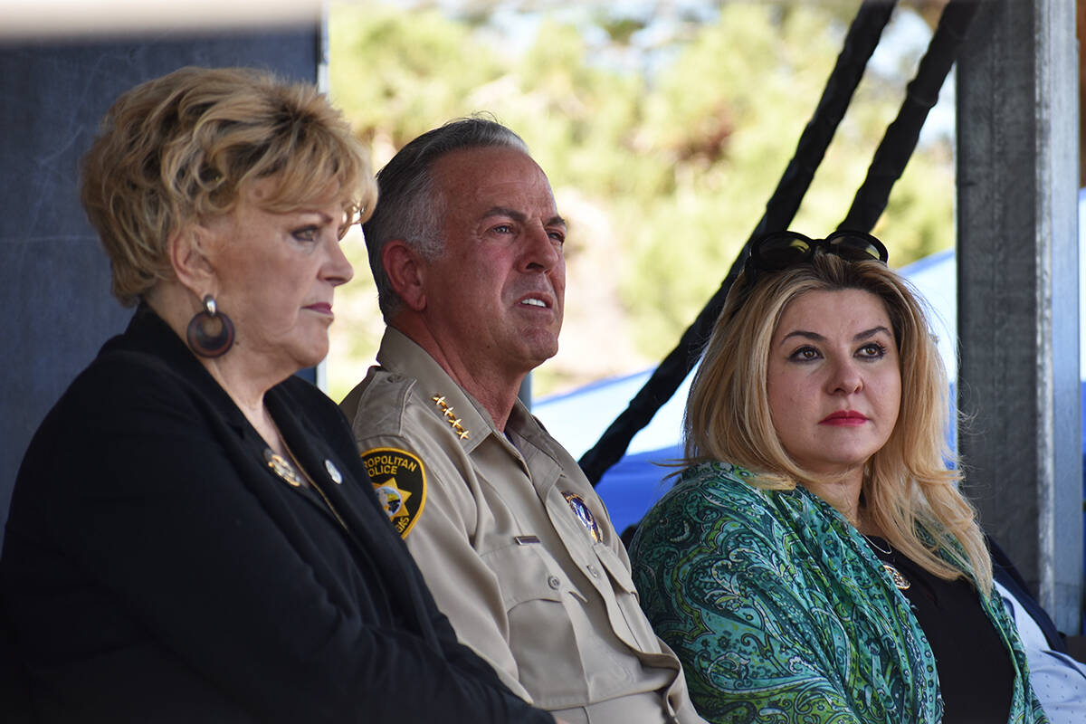 De izquierda a derecha, la alcaldesa Carolyn Goodman, el alguacil Joe Lombardo y la concejal Mi ...