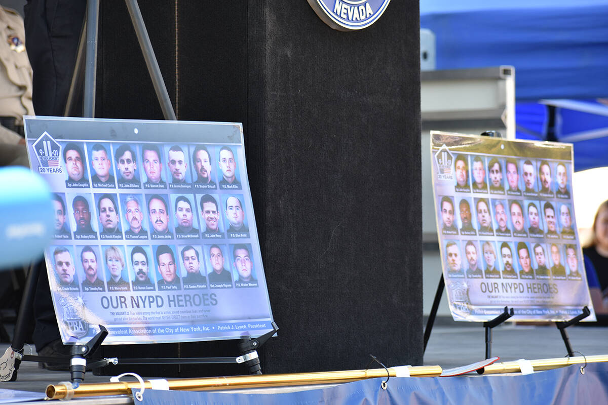 Imágenes de algunas de las víctimas del ataque del 9/11 fueron colocadas durante una ceremoni ...