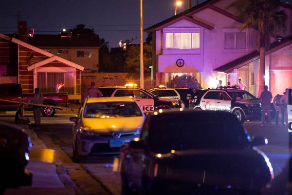 Agentes de la policía de Las Vegas investigan la escena del homicidio en Montcliff Avenue en S ...