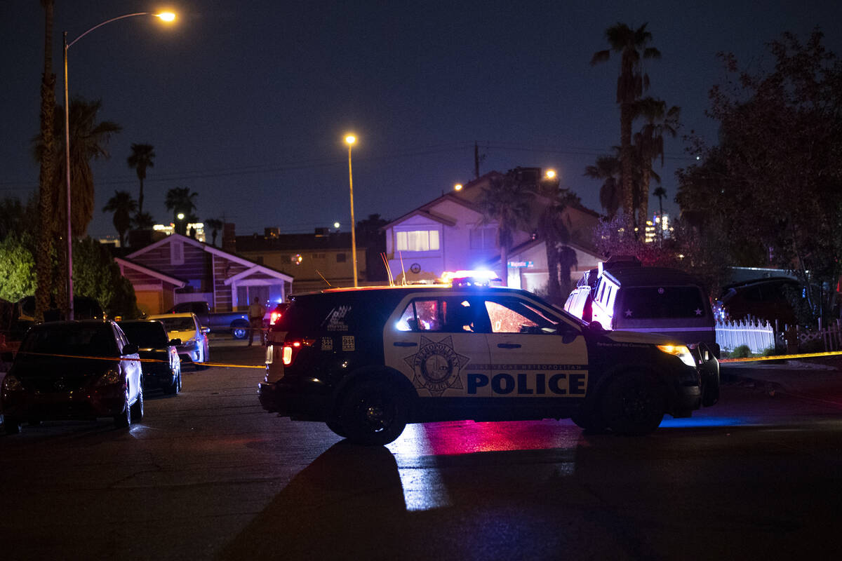 Agentes de la policía de Las Vegas investigan la escena del homicidio en Montcliff Avenue en S ...