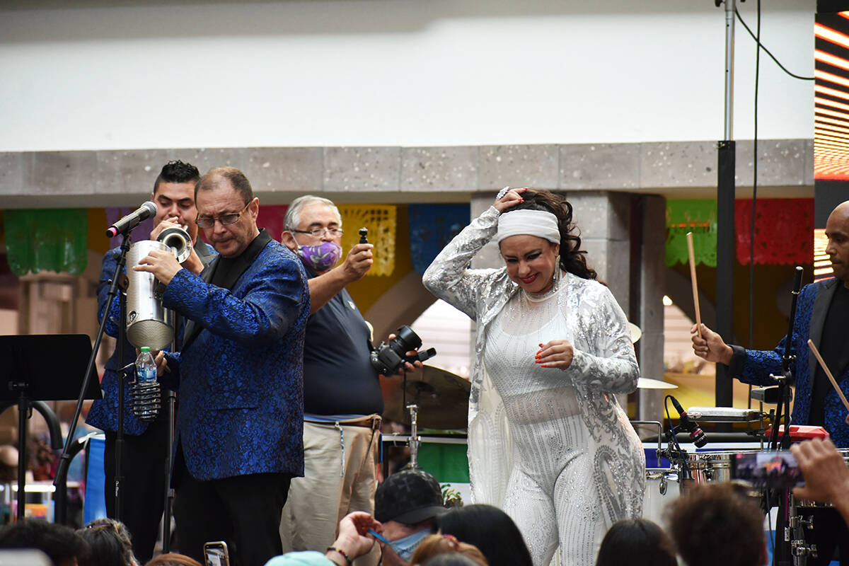 La Sonora Dinamita de Vilma Díaz se presentó en una celebración para dar inicio al Mes de la ...