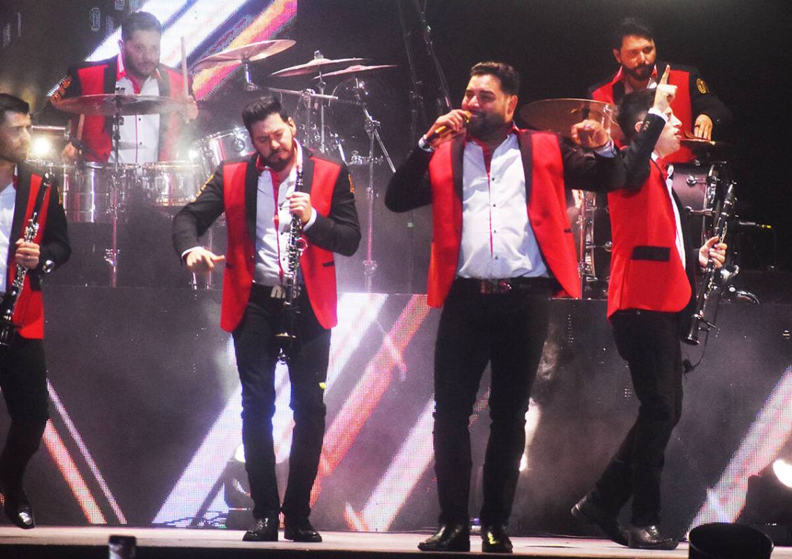 Se presentó la Banda MS celebrando las Fiestas Patrias festejando la Independencia de México ...