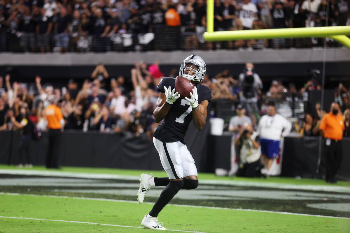 El wide receiver de los Raiders, Zay Jones (7), hace una captura para un touchdown para ganar e ...