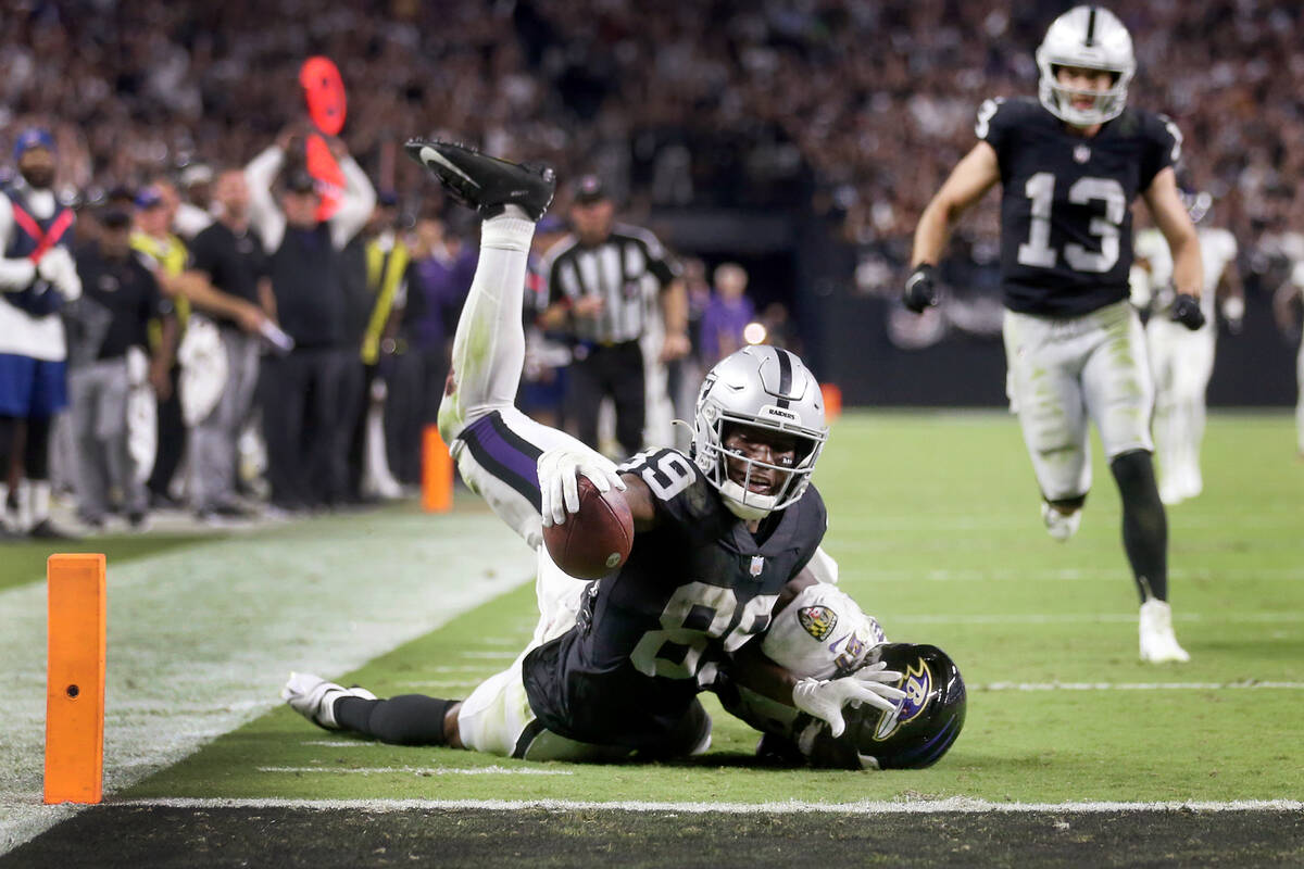 El wide receiver de los Raiders, Bryan Edwards (89), se queda corto de un touchdown mientras es ...