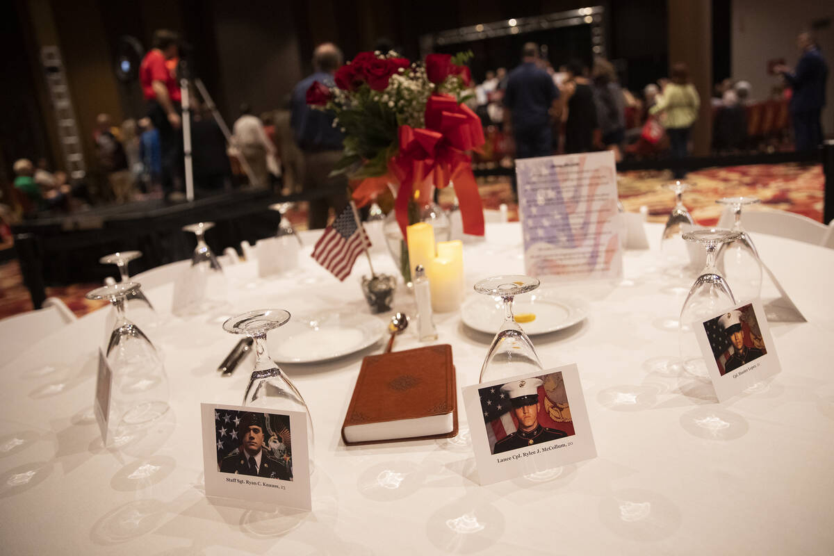 Una mesa con las fotos de los trece militares estadounidenses fallecidos durante los atentados ...