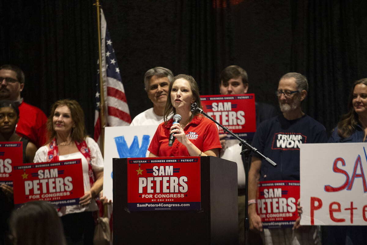 Melissa Peters, esposa del republicano Sam Peters, habla durante el evento de inicio de campañ ...