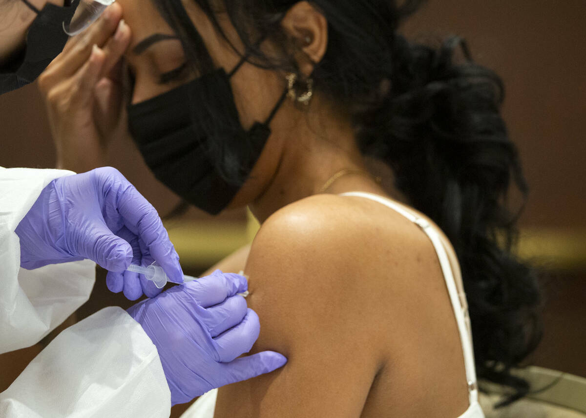 Archivo.- Selam Shumie, mesera de cócteles en Resorts World Las Vegas, recibe su vacuna contra ...