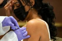 Archivo.- Selam Shumie, mesera de cócteles en Resorts World Las Vegas, recibe su vacuna contra ...