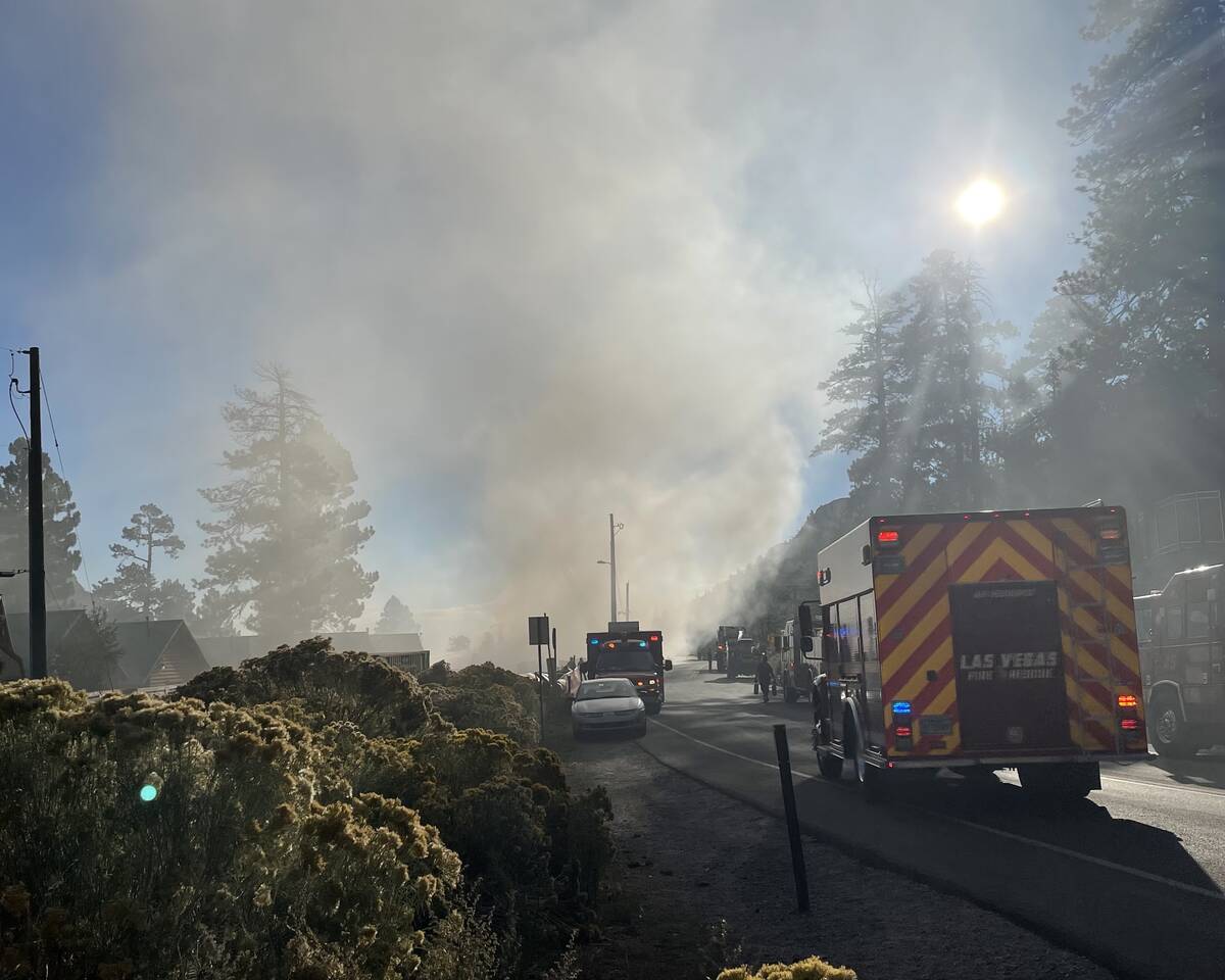 Los equipos de emergencia en la escena de un incendio que dañó un alojamiento en el Monte Cha ...