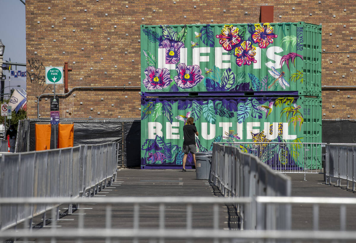 Contenedores de arte están en su lugar alrededor de una entrada a Life is Beautiful de South 6 ...