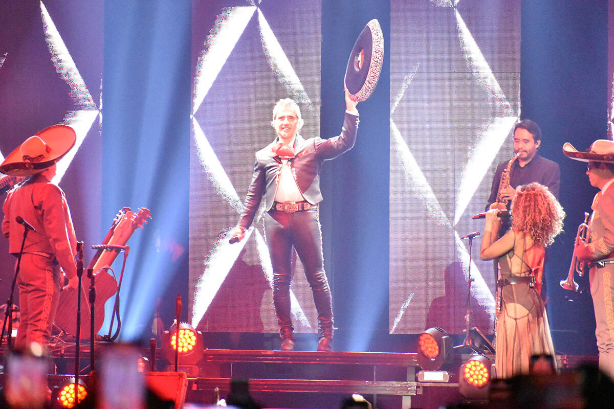 Portando un imponente traje de charro, Alejandro Fernández ofreció el concierto más esperado ...