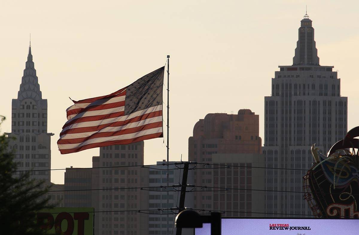 New York-New York con una gran bandera estadounidense ondeando en el viento durante una mañana ...