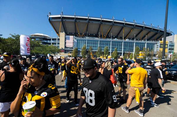 Fans de los Raiders y los Steelers en el Heinz Field antes del inicio de un partido de fútbol ...