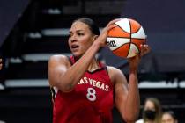 Liz Cambage de Las Vegas Aces en acción contra las Seattle Storm durante un partido de básque ...