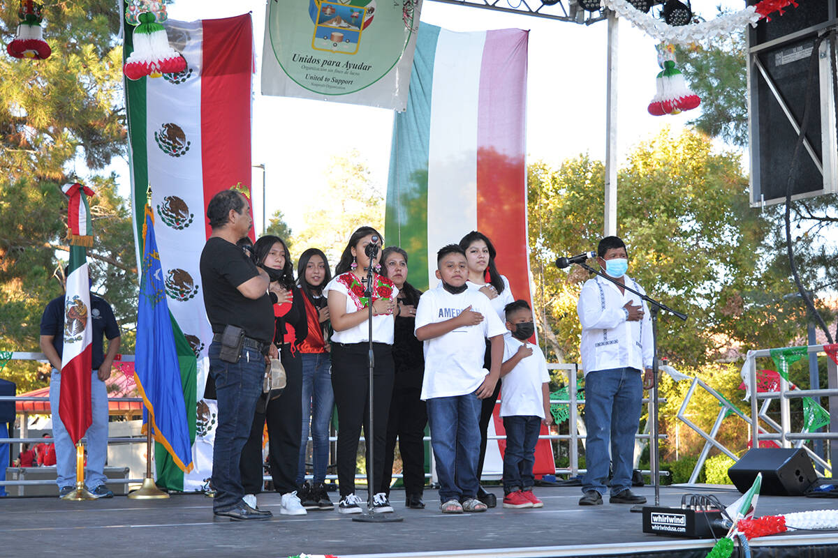 El coro de la Federación Hidalguense en Las Vegas Nevada, entonó el himno nacional mexicano e ...