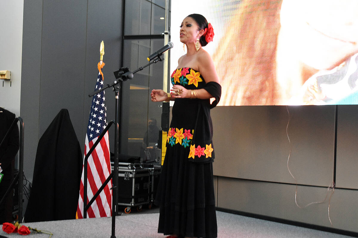 Una joven cantante interpretó los himnos nacionales de los Estados Unidos y México. El martes ...