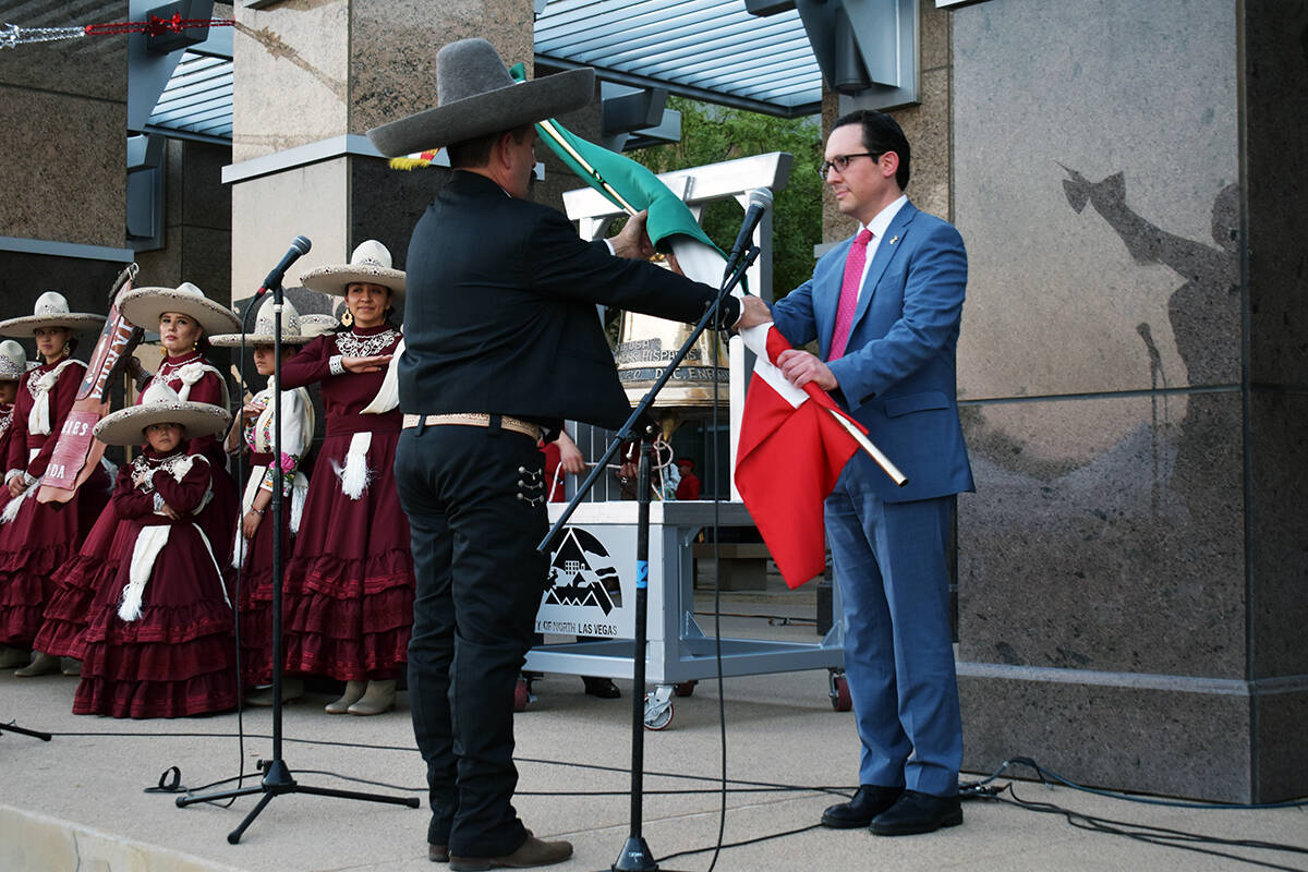 La organización de Charros de Nevada entrega la bandera al cónsul de México para dar El Grit ...