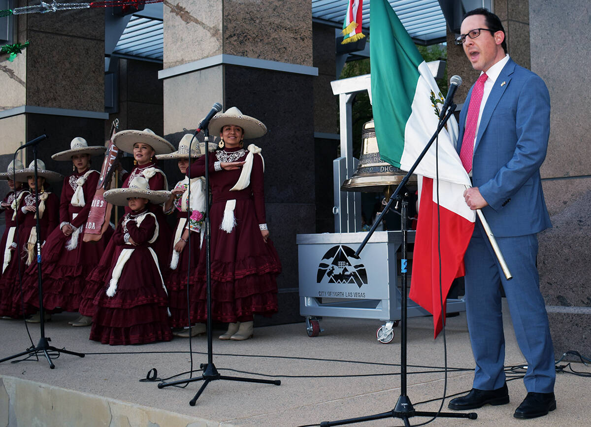 El cónsul de México, Julián Escutia, encabezó la ceremonia de El Grito. El miércoles 15 de ...