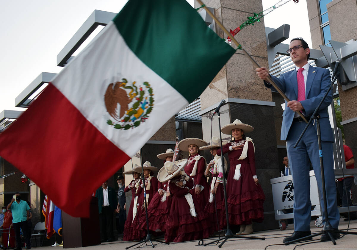 El cónsul de México, Julián Escutia, ondeando la bandera después la ceremonia de El Grito. ...