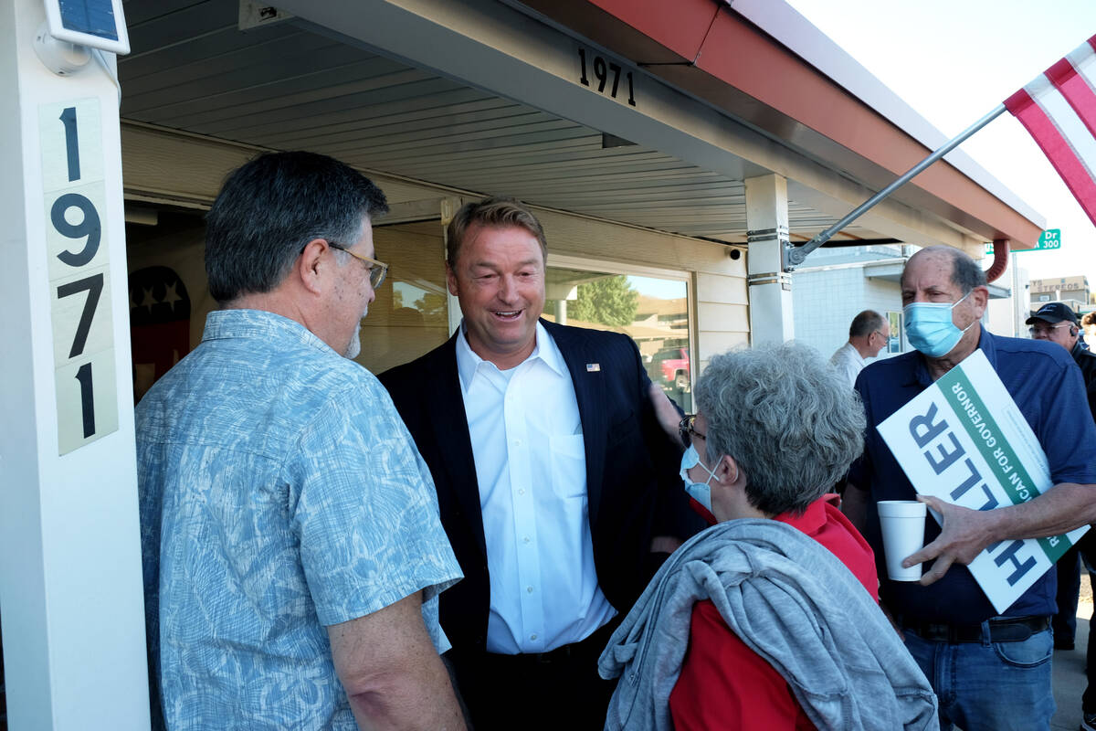 El ex senador republicano Dean Heller saluda a los simpatizantes fuera de la sede del GOP de Ca ...