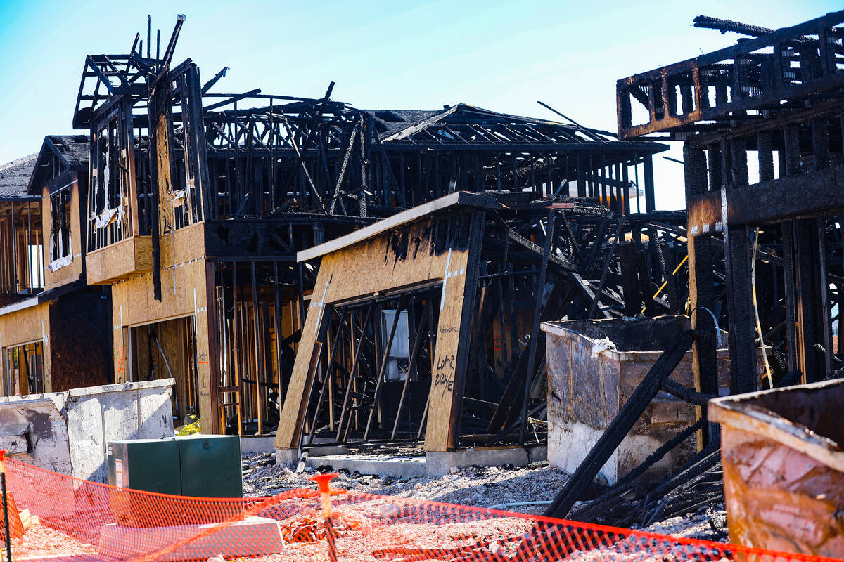 Restos de un incendio de anoche en viviendas en construcción de la empresa KB Home en el suroe ...