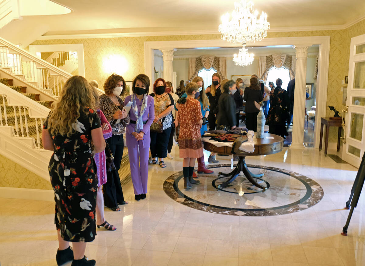 La Primera Dama Kathy Sisolak habla a los invitados en una recepción de apertura y visualizaci ...