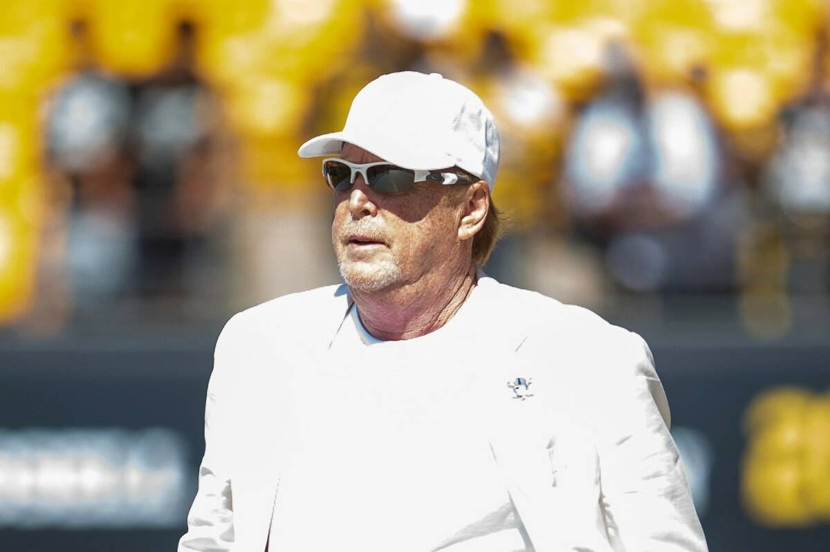 El propietario de los Raiders, Mark Davis, es visto el domingo 19 de septiembre de 2021 en Hein ...