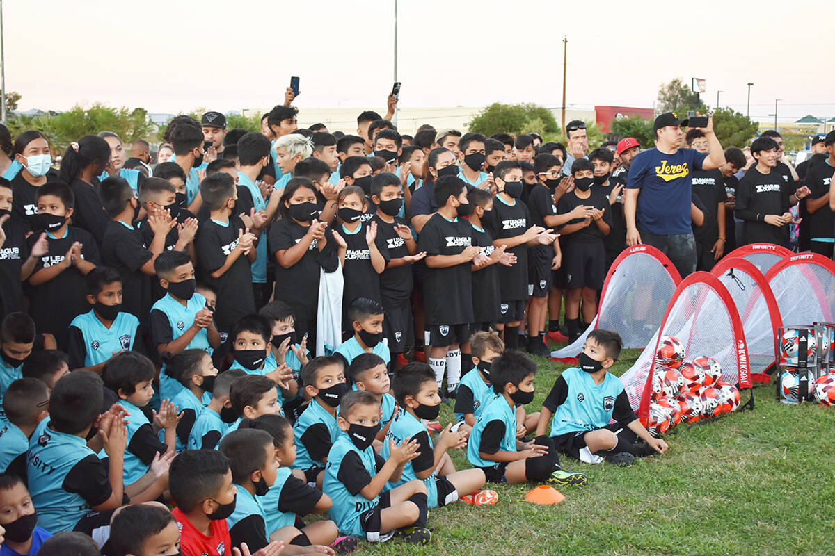 Decenas de niños disfrutaron de un evento comunitario organizado por la MLS y Liga MX, como pa ...