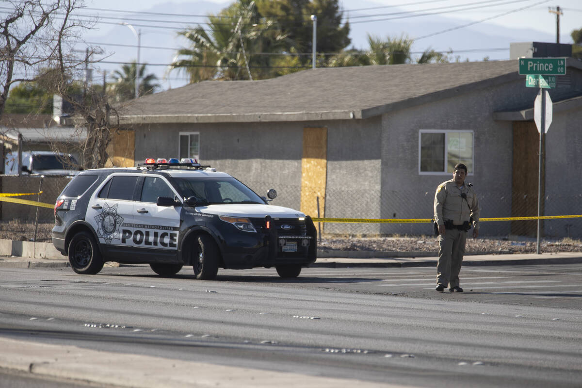 Presencia policial en Charleston Avenue cerca de Sacramento Drive en Las Vegas, el martes 21 de ...
