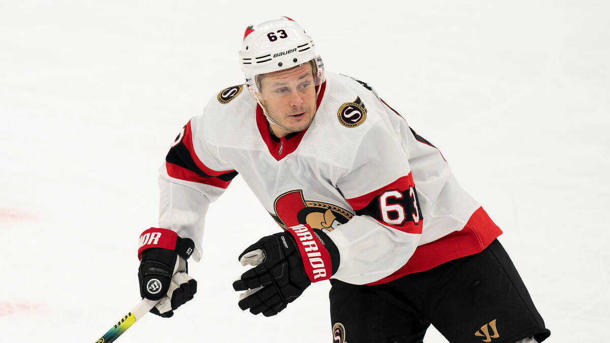 El alero derecho de los Ottawa Senators, Evgenii Dadonov (63), durante un partido de hockey de ...