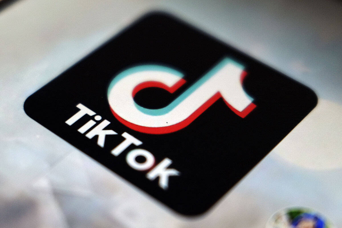 Un logotipo de la aplicación para teléfonos inteligentes TikTok se ve en una publicación de ...