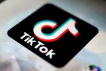 Un logotipo de la aplicación para teléfonos inteligentes TikTok se ve en una publicación de ...