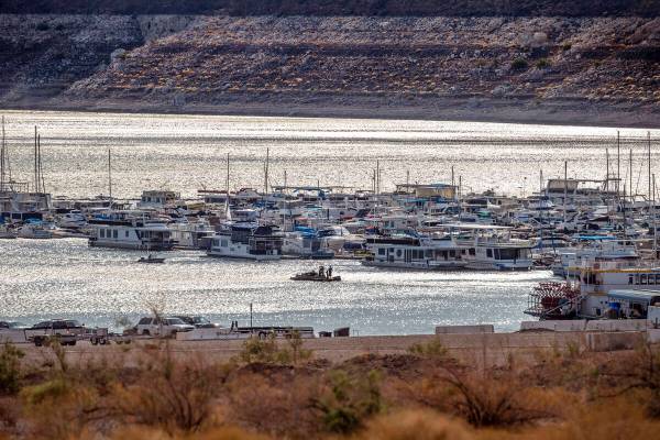 Botes navegan en una mañana soleada en el puerto de Hemenway en el Lake Mead National Recreati ...