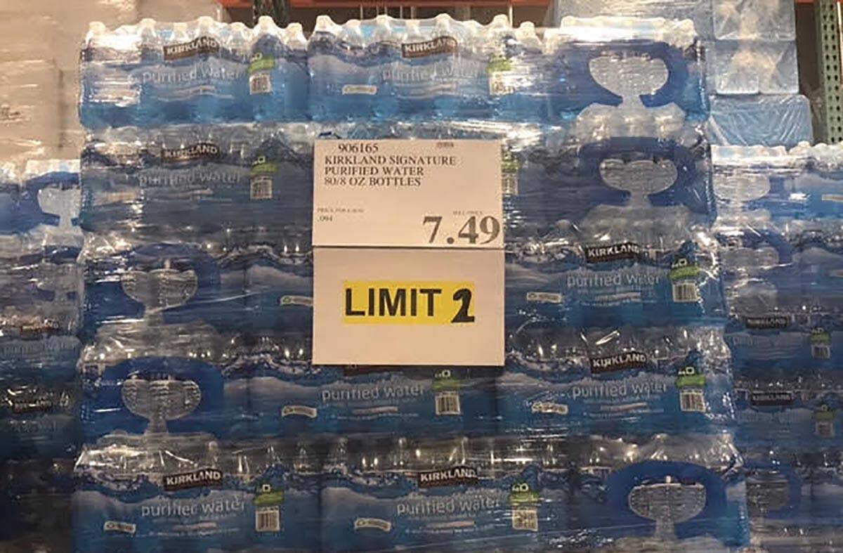 Los clientes solo pueden comprar dos paquetes de agua en la tienda Summerlin de Costco por un l ...