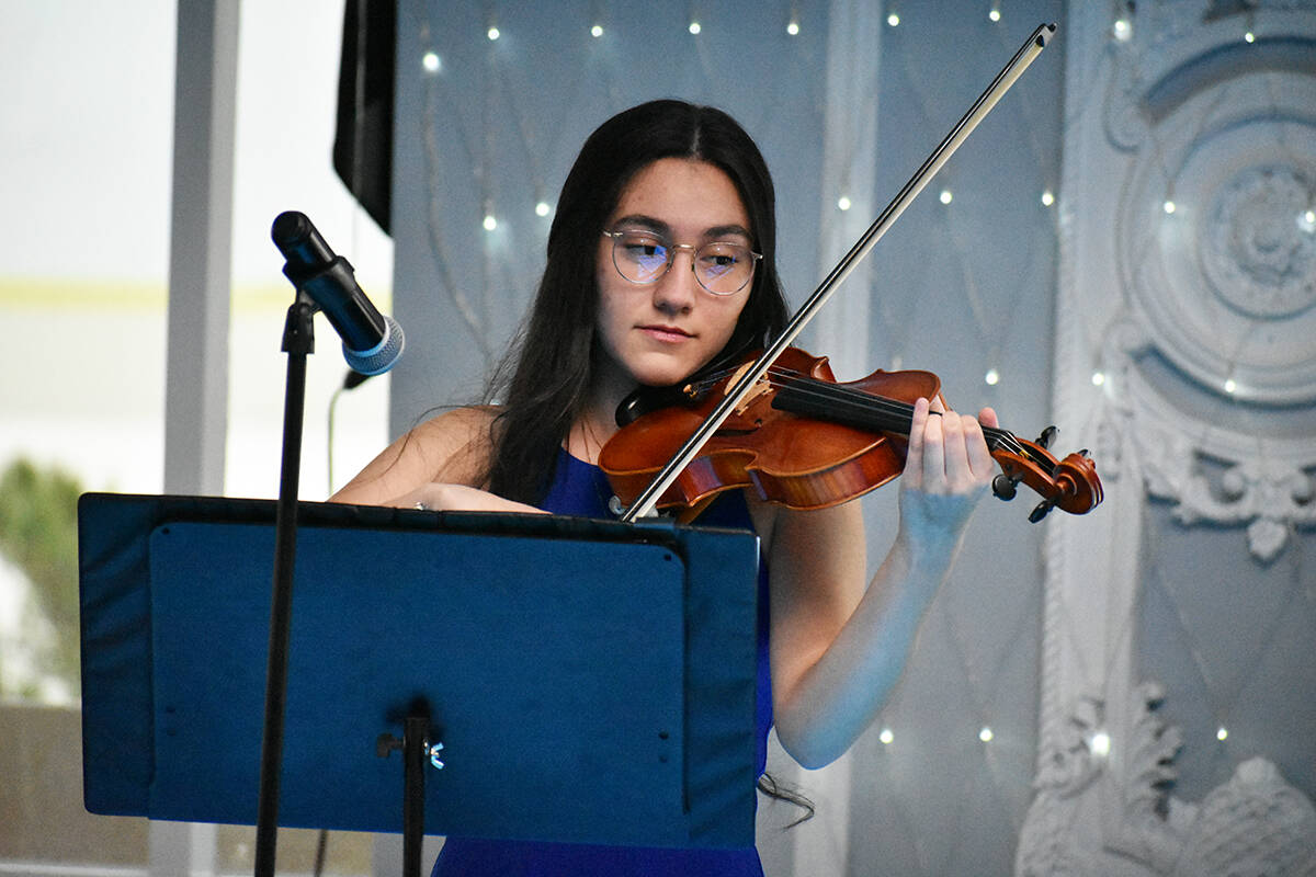La joven violinista, Carolyn Salvador Ávila, compartió su talento durante un homenaje póstum ...