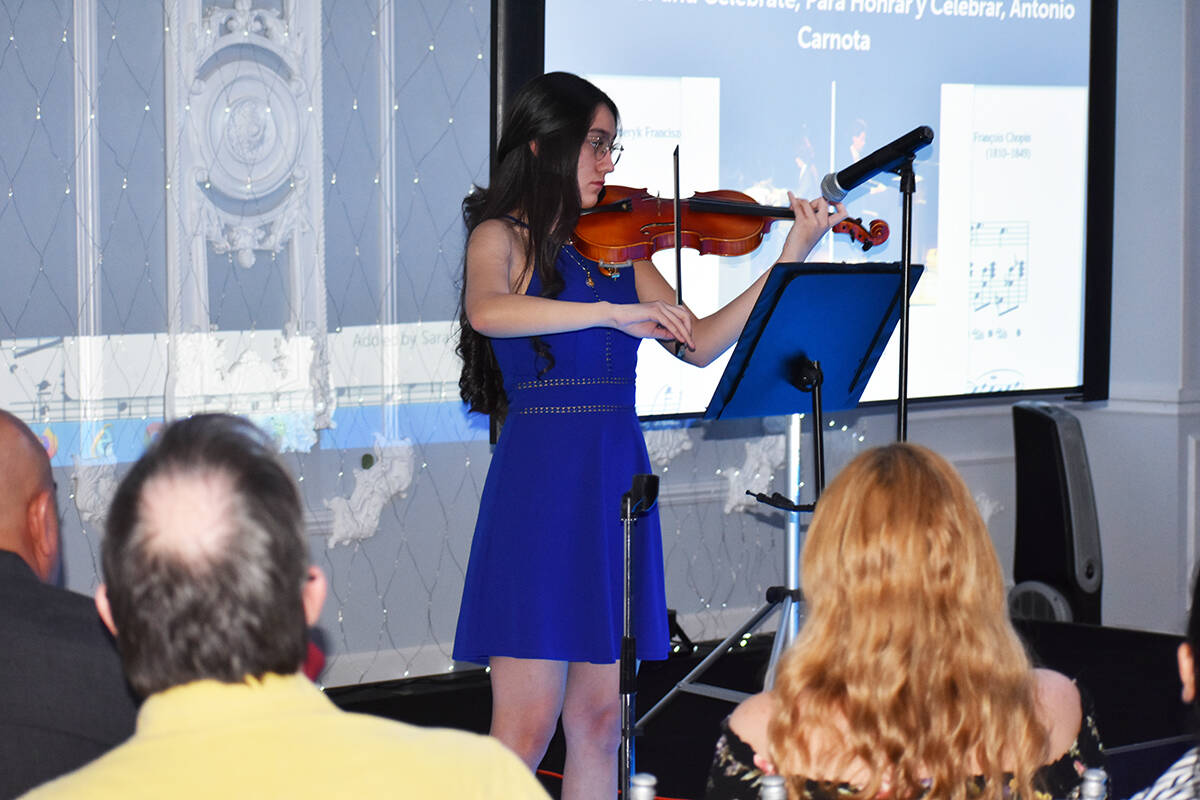 La joven violinista, Carolyn Salvador Ávila, compartió su talento durante un homenaje póstum ...