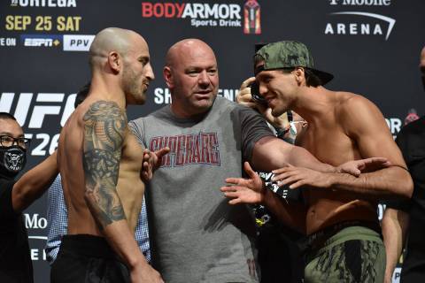 Brian Ortega intenta intimidad a Alexander Volkanovski durante el pesaje previo a UFC 266. Vier ...