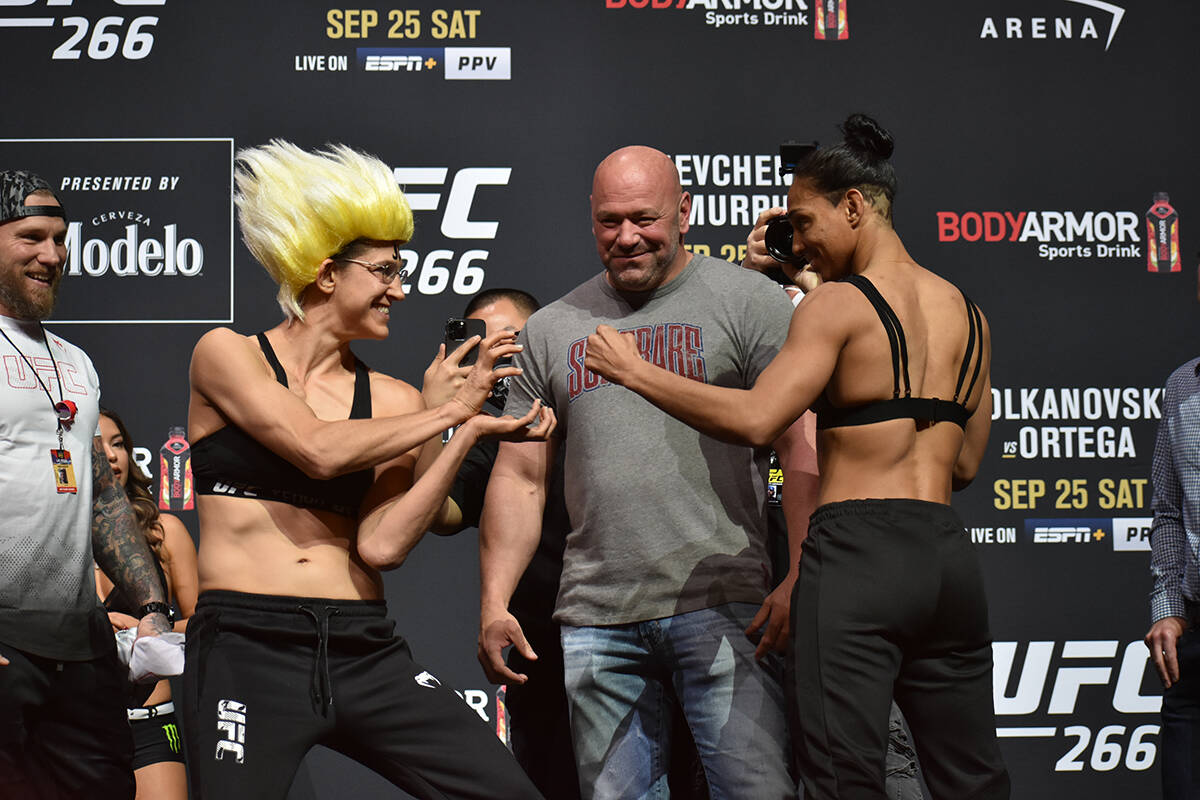 Roxanne Modafferi y Taila Santos se "encaran" durante el pesaje previo a UFC 266. Viernes 24 de ...