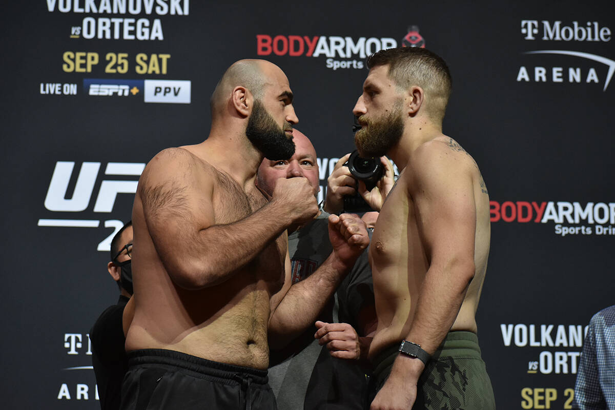 Shamil Abdurakhimov y Chris Daukaus se "encaran" durante el pesaje previo a UFC 266. Viernes 24 ...