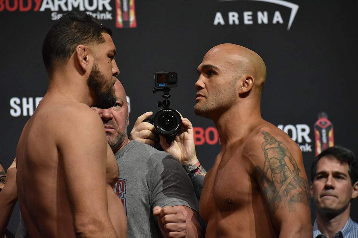 Nick Diaz y Robbie Lawler se "encaran" durante el pesaje previo a UFC 266. Viernes 24 de septie ...