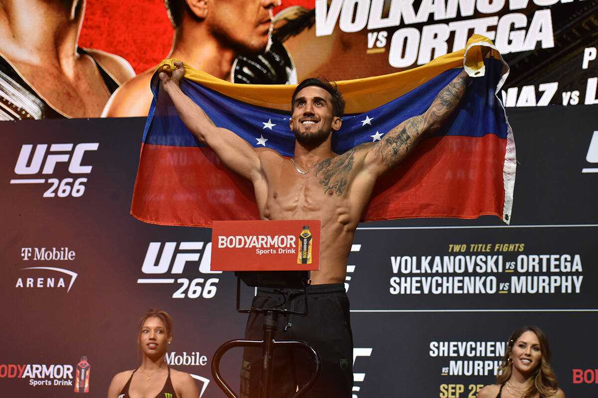 Omar Morales sube a la báscula durante el pesaje previo a UFC 266. Viernes 24 de septiembre de ...