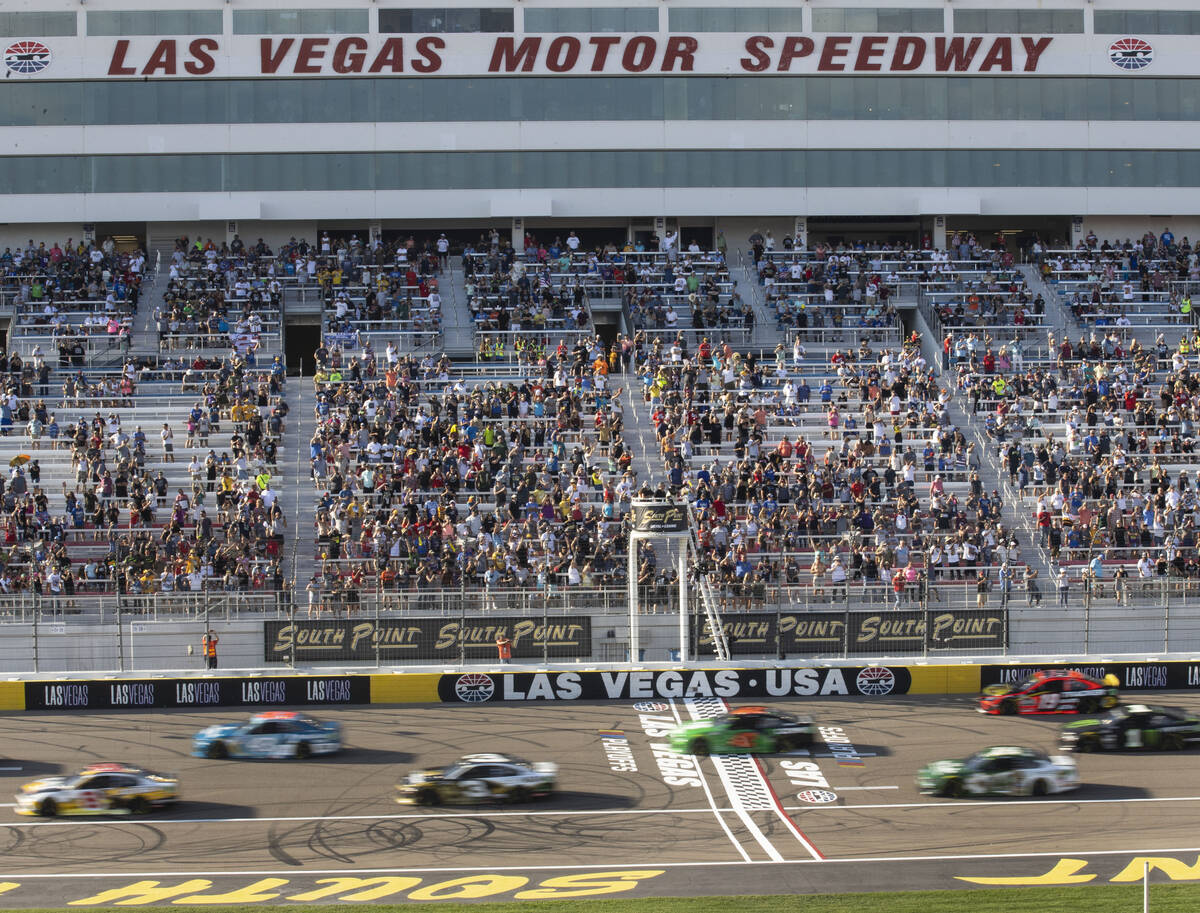 Aficionados ven la 4ª carrera anual South Point 400 en Las Vegas Motor Speedway, el domingo 26 ...
