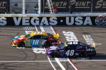 Kyle Busch (18) y Alex Bowman (48) corren durante la 4ª carrera anual South Point 400 en Las V ...