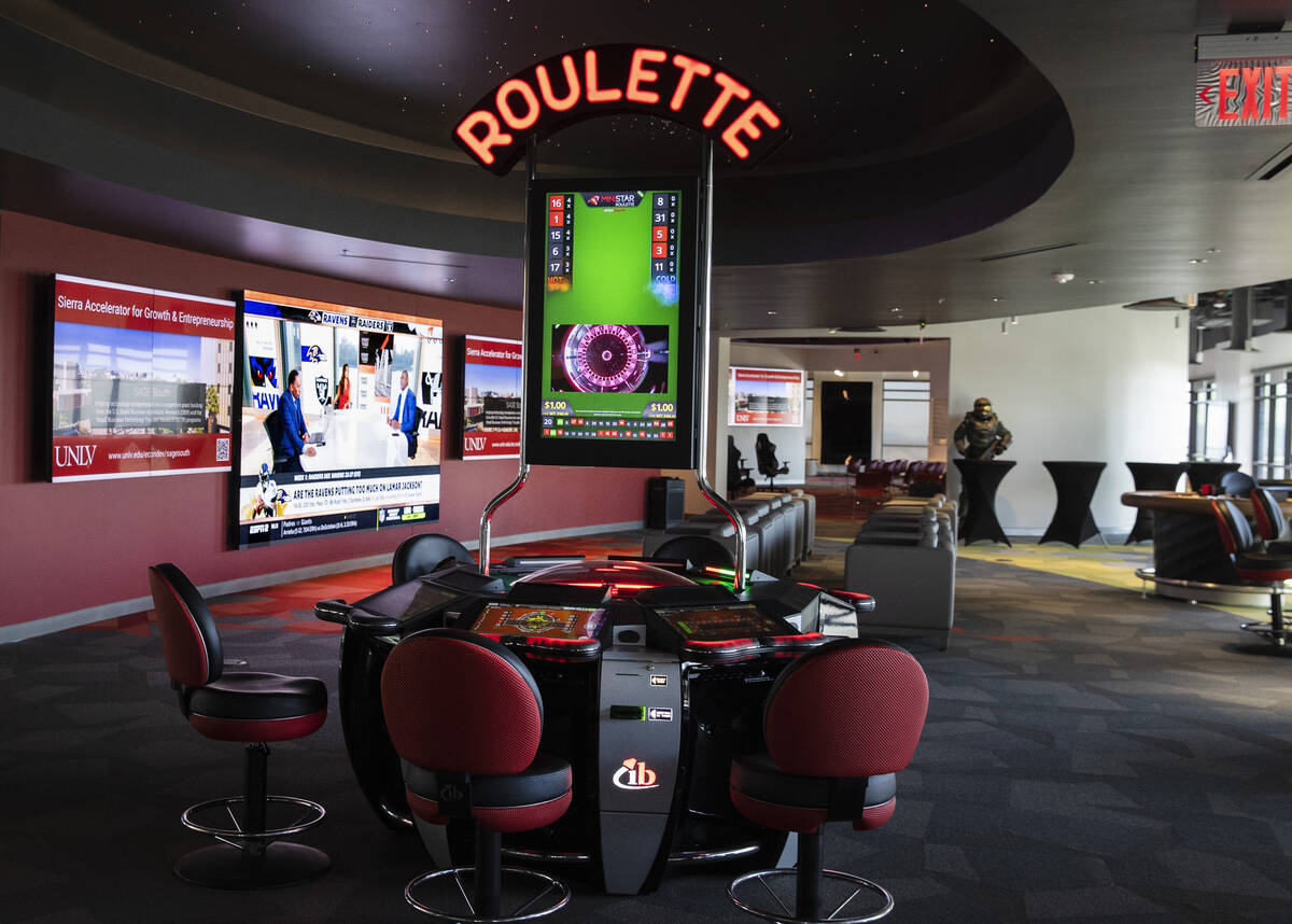 Se muestra una máquina de video ruleta y una zona de apuestas deportivas en el centro de innov ...