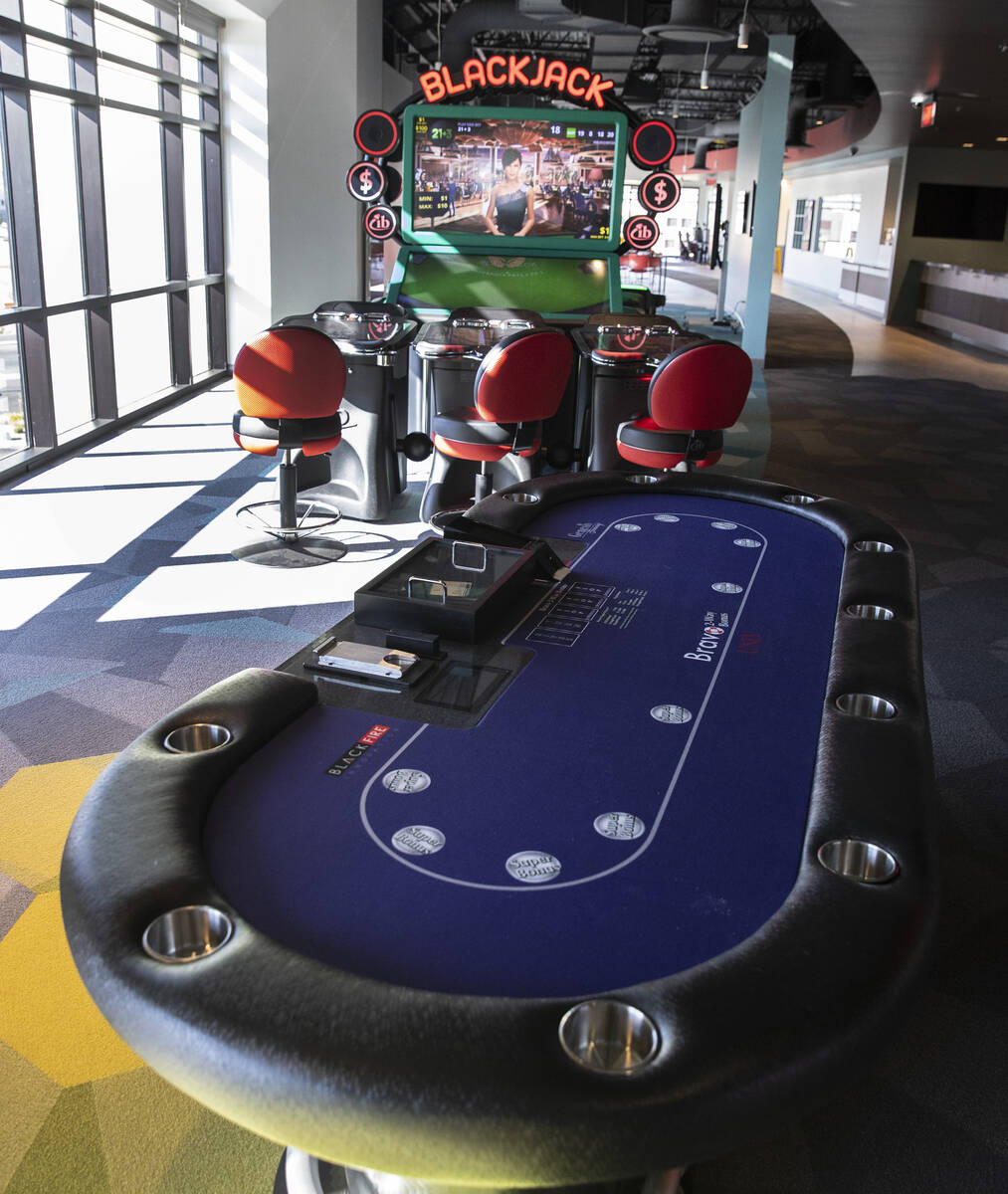 Una mesa de juego y una máquina de video blackjack se muestran en el centro de innovación Bla ...
