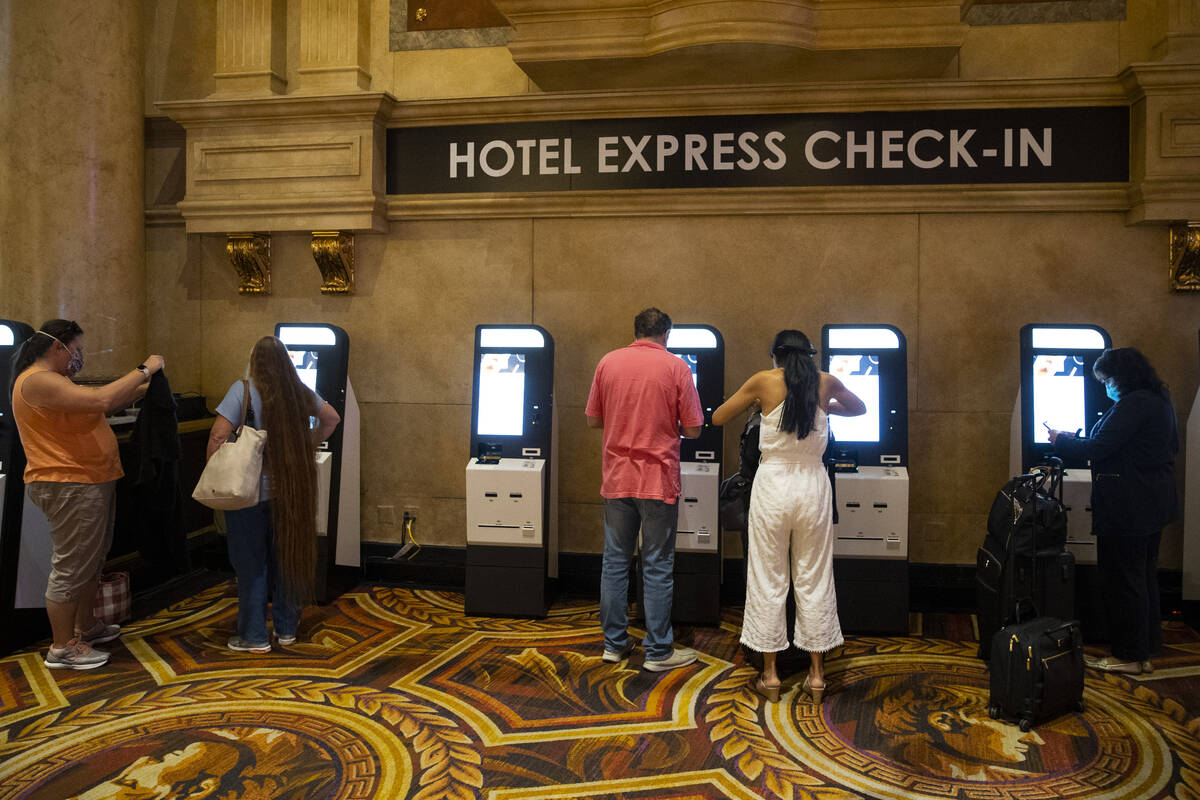 Huéspedes utilizan la nueva tecnología para registrarse en el hotel-casino Caesars Palace de ...